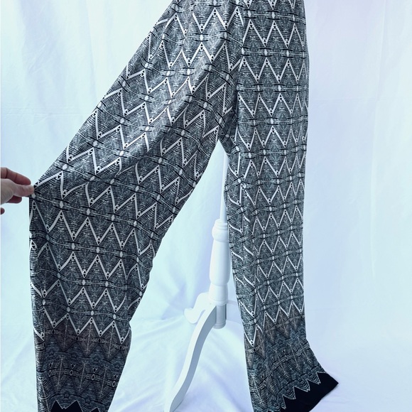 Women's Wide Leg Patterned Pants - Picture 4 of 10
